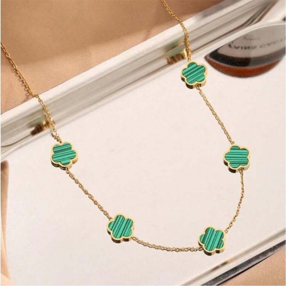 🍀 NEW Green Stripes Front & Gold Back Stainless Steel 5 Clover Flower Necklace - Picture 2 of 5